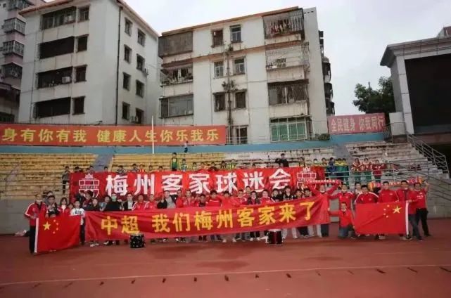 后来因为当时拍的太长了，我后期就把这些东西都剪掉了，后来我就只讲了一个封闭空间的故事。